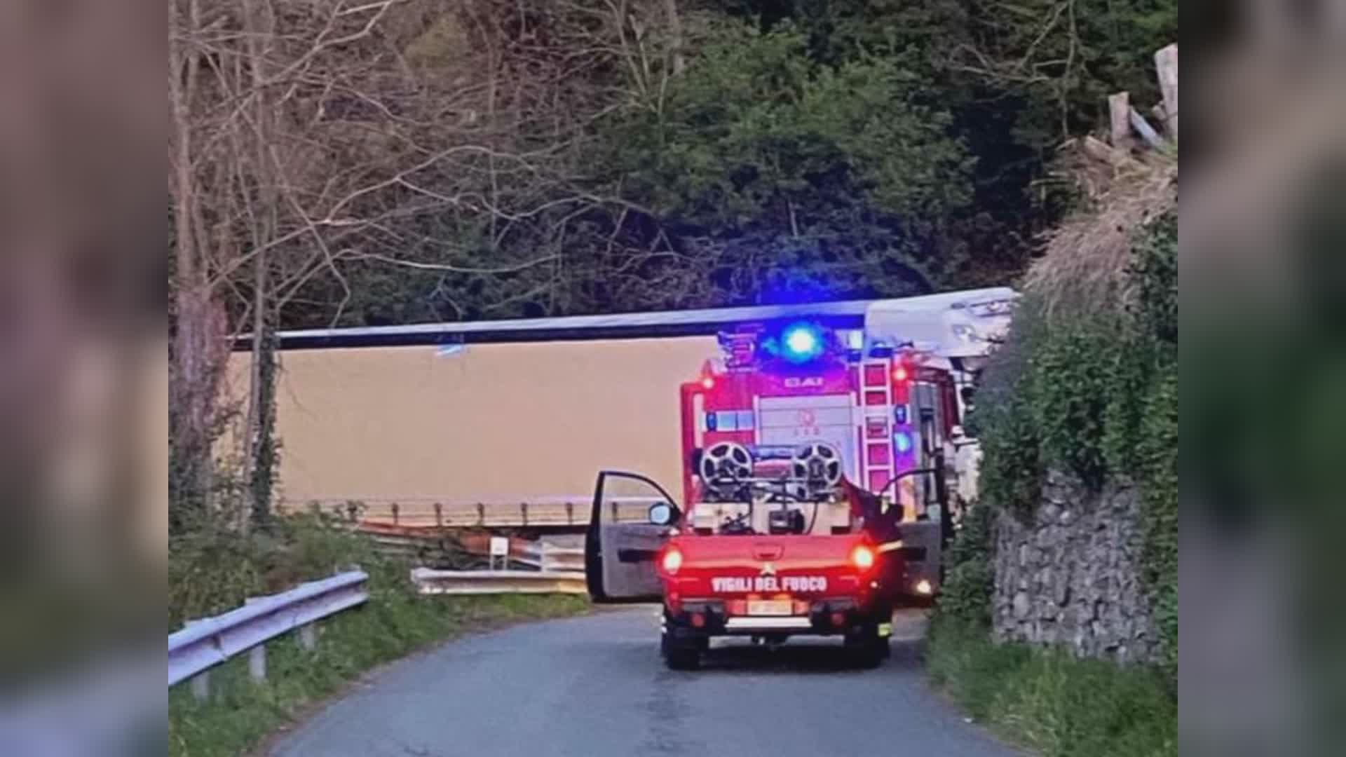 E45, autocarro finisce nella scarpata a Bosco