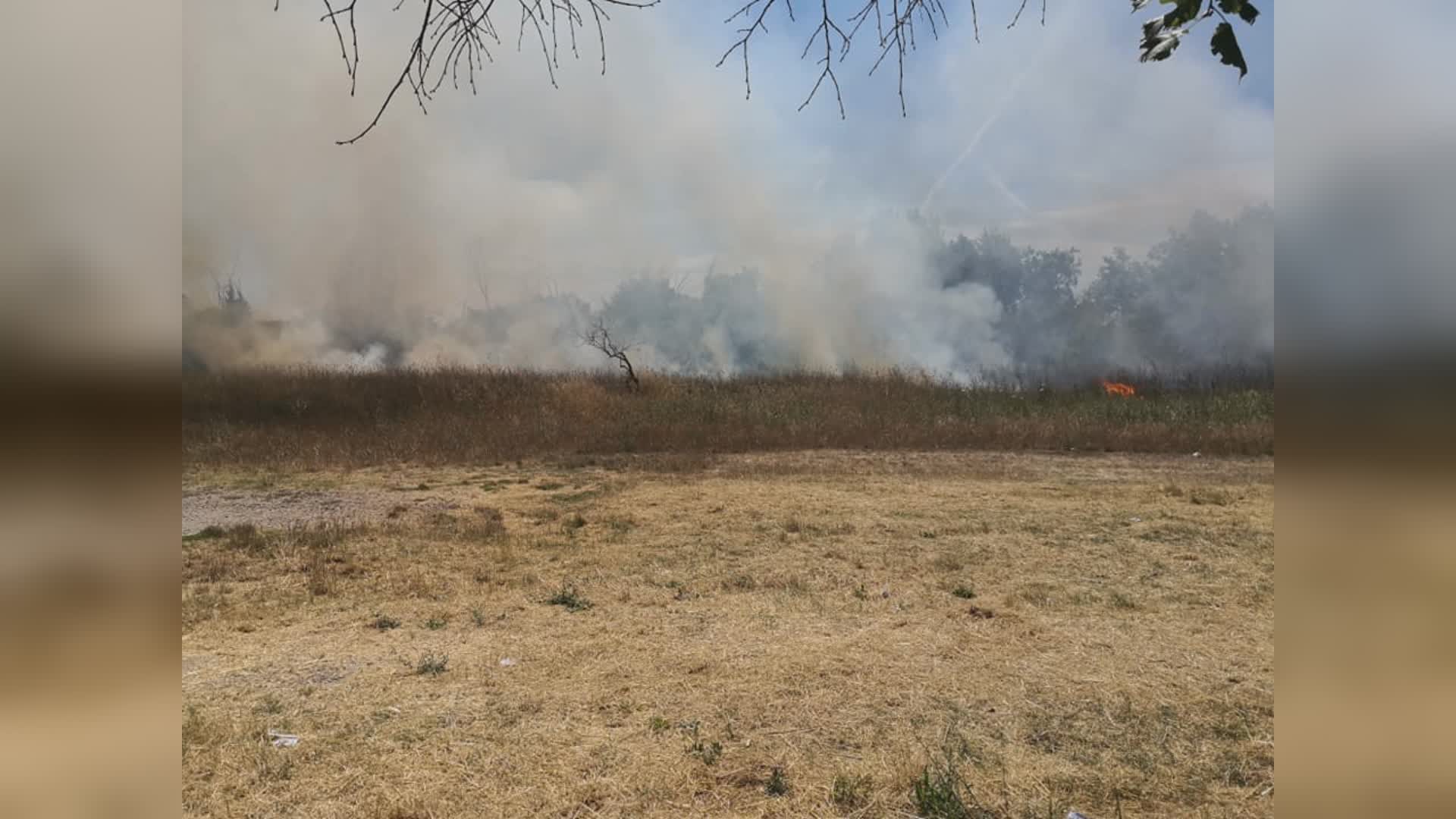 Incendi lungo la ferrovia e vicino a una scuola