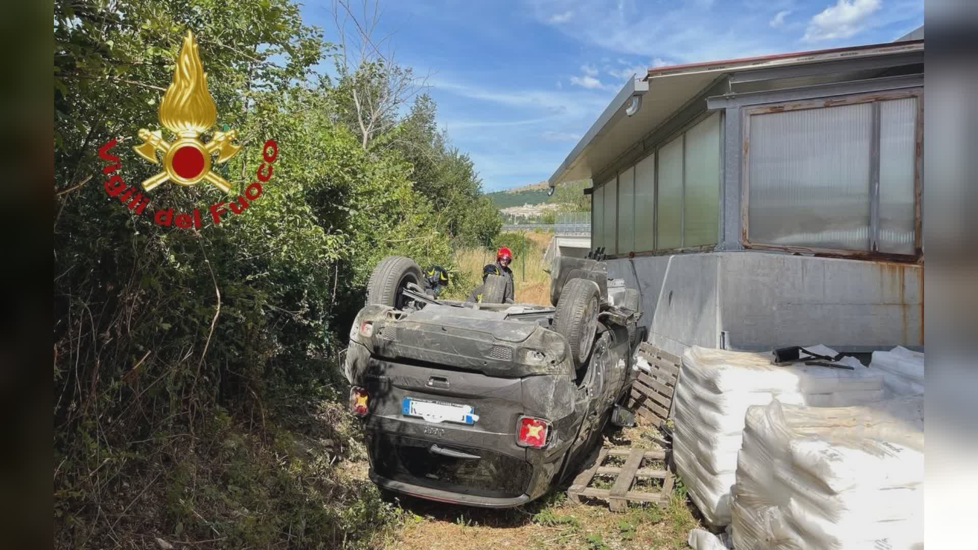 Auto fuori strada a Osteria del Gatto: due feriti