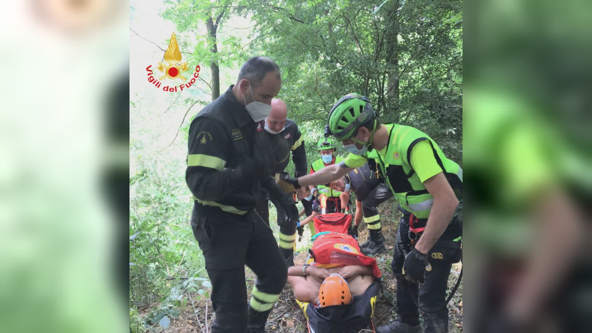 A pesca scivola nel Tevere e si fa male: 65 enne salvato a Torgiano