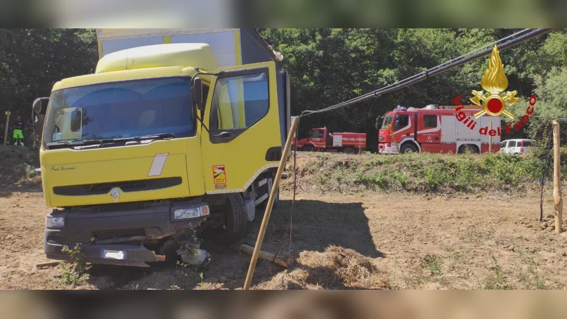 Cerca di bloccare il camion sfrenato. Muore 63enne