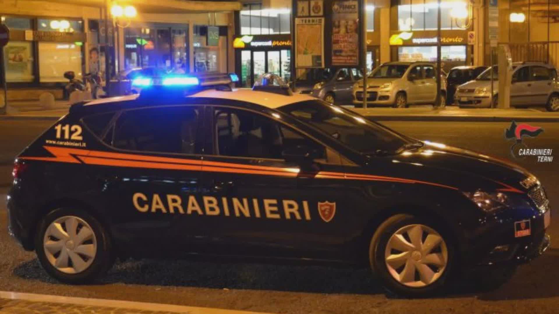 Il fidanzato la chiude in casa e la accoltella: salvata dai vicini