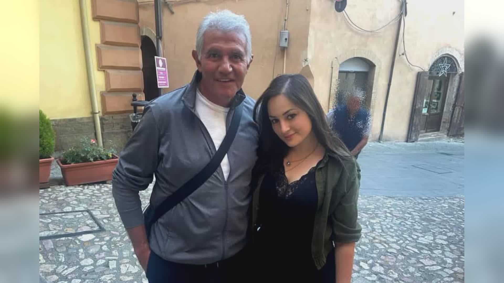 Burruchaga a Spello: il selfie con una ragazza del posto