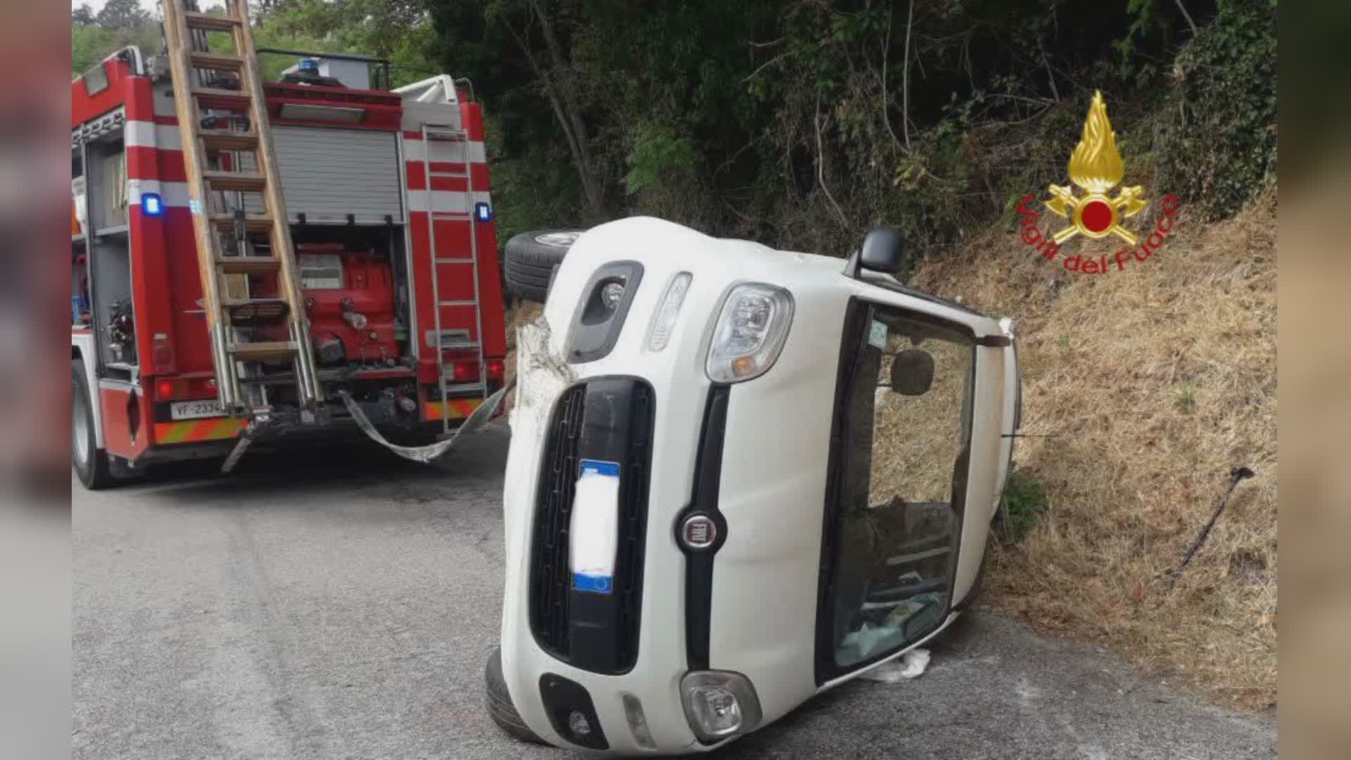 Auto si ribalta, due persone estratte dall’auto: sono in codice giallo