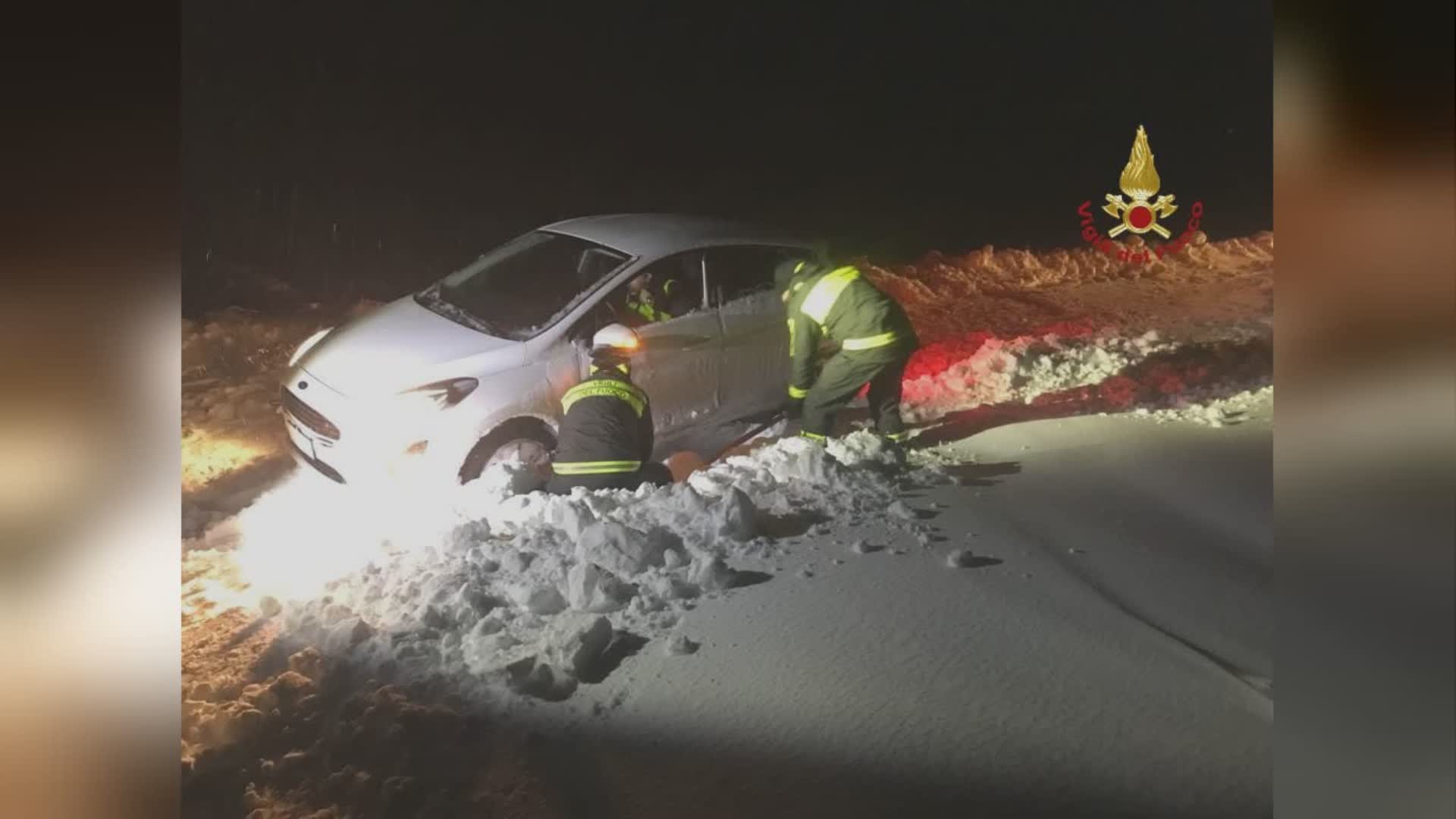 Tante auto bloccate nella neve, al lavoro Sasu e vigili del fuoco