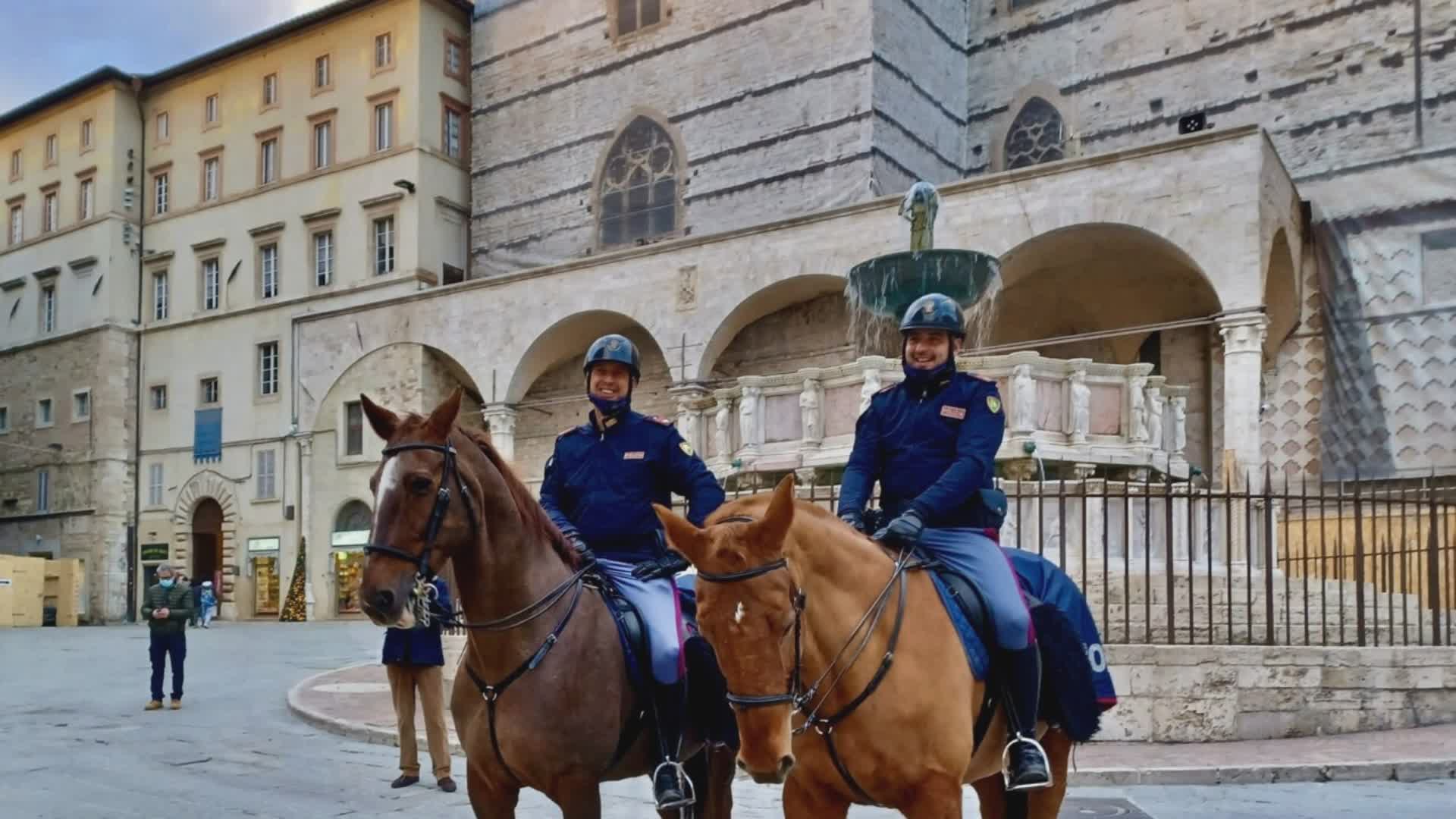 Polizia a cavallo nel salotto buono