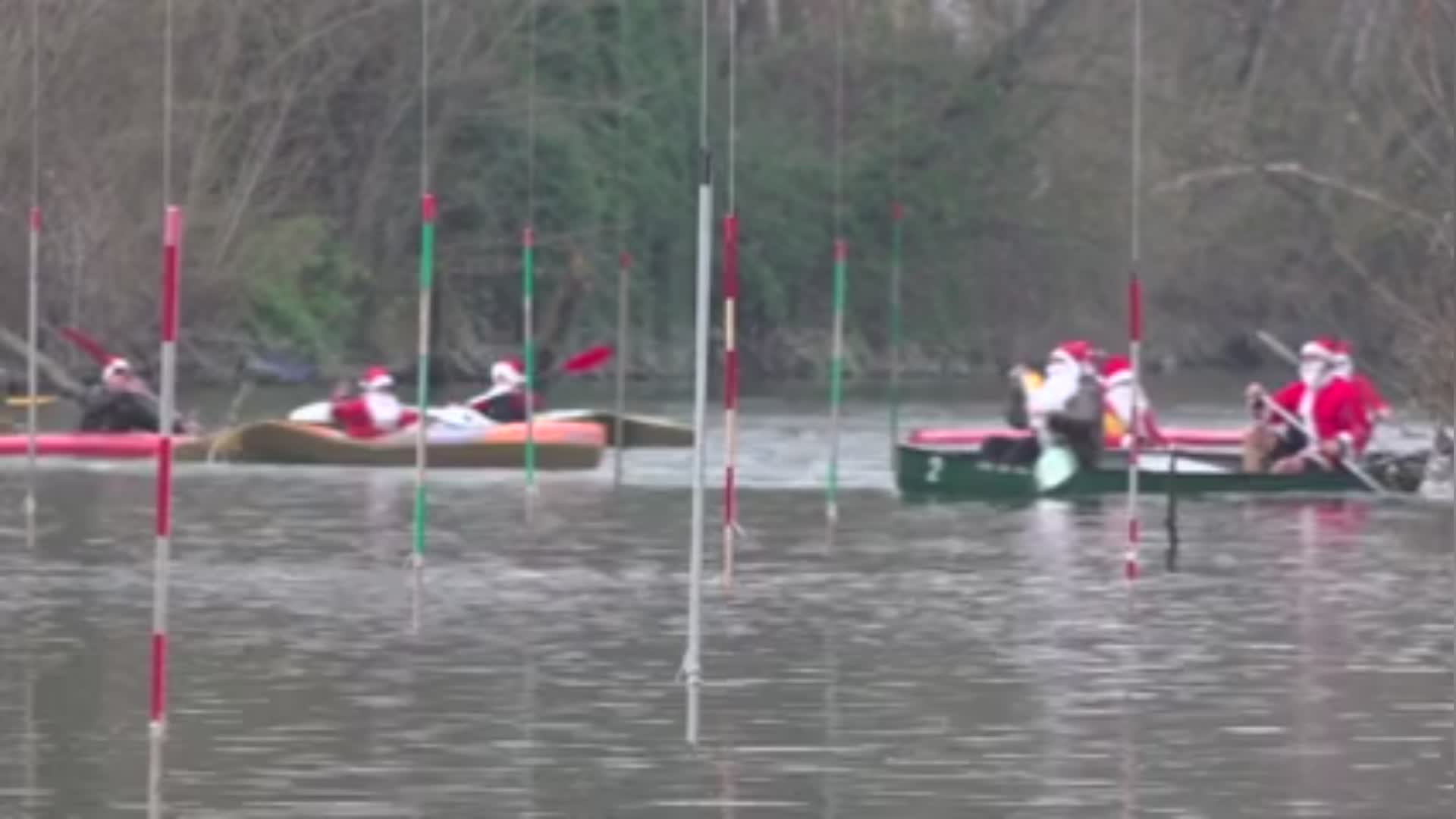 Gli auguri dei Babbi Natale in canoa