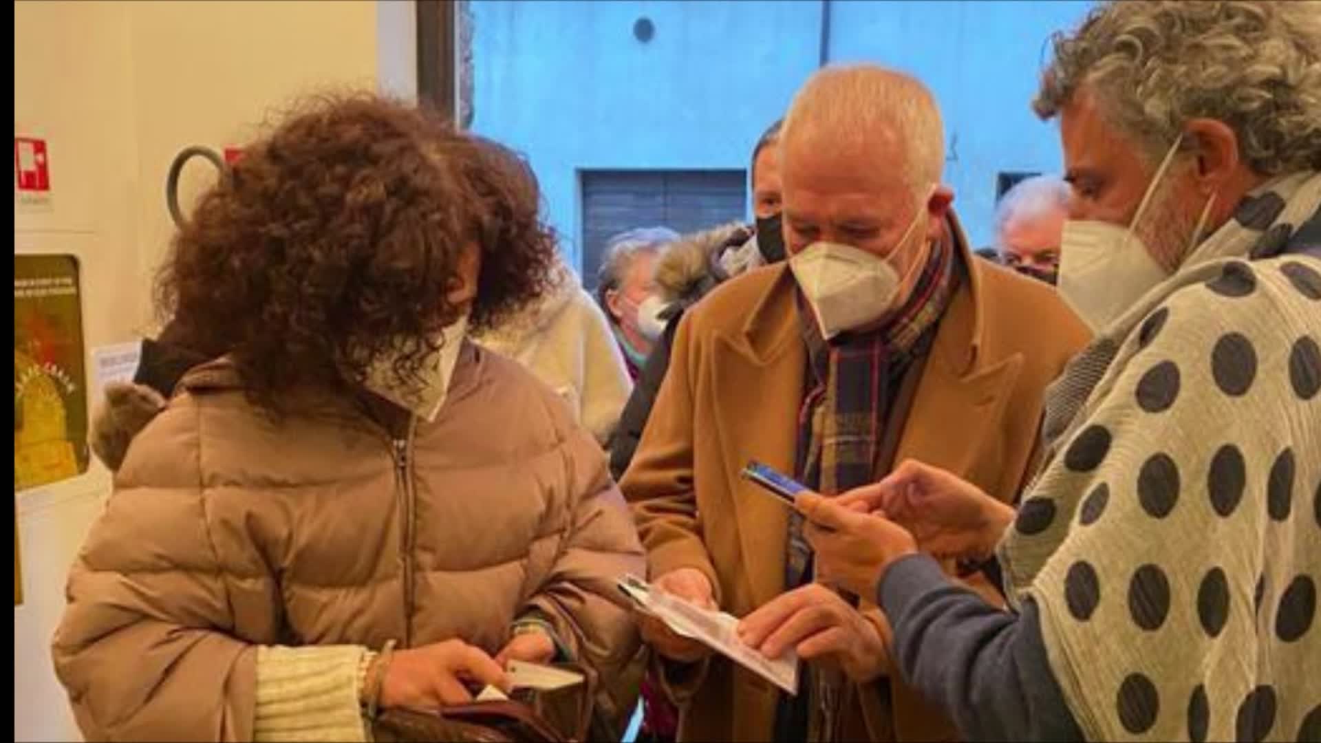 Teatro, l’attore Enrico Lo Verso controlla green pass a spettatori