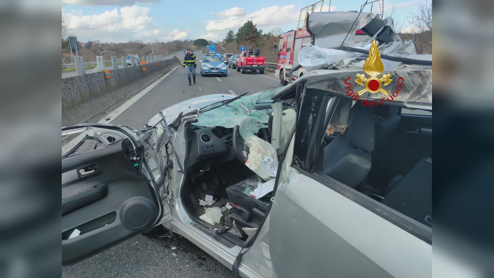 Incidente sulla Tiberina, 3 feriti: donna estratta dalle lamiere