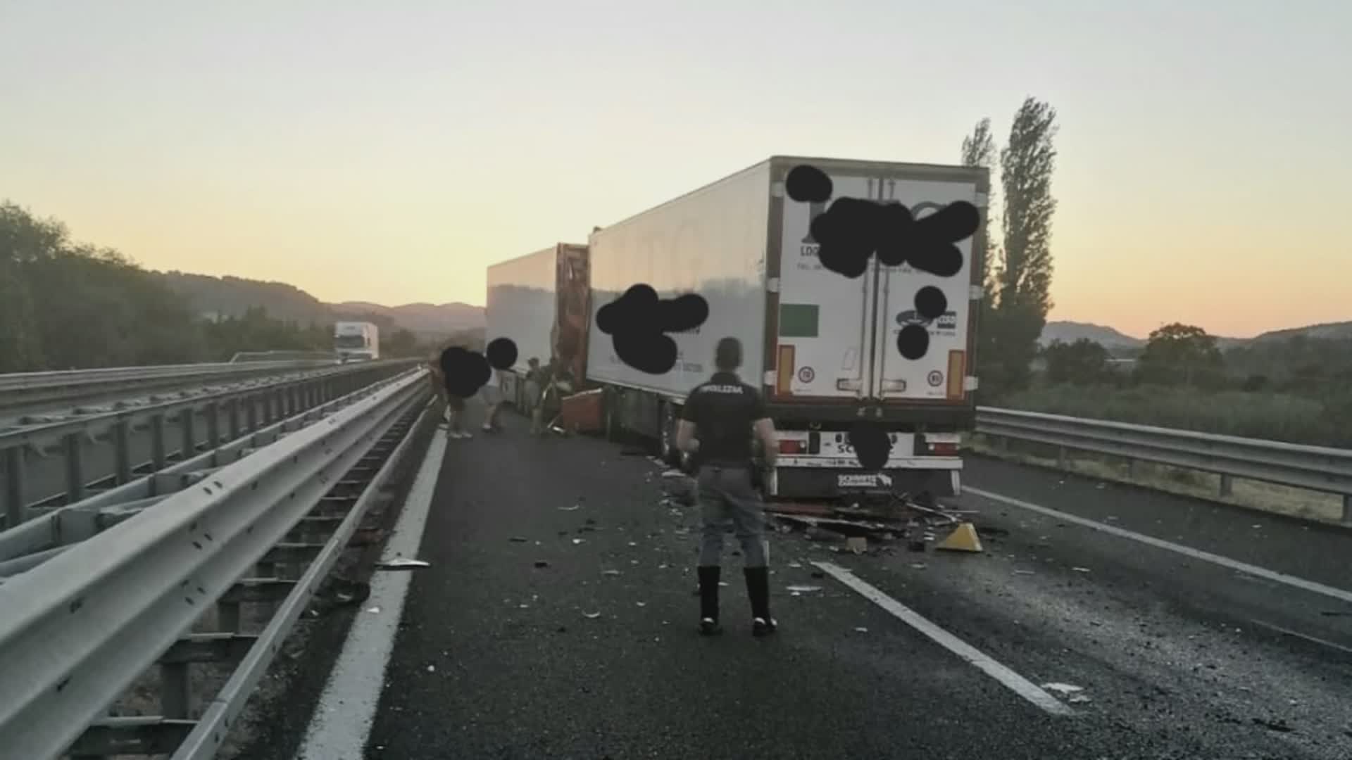 A1, doppio incidente stradale tra tir: un ferito