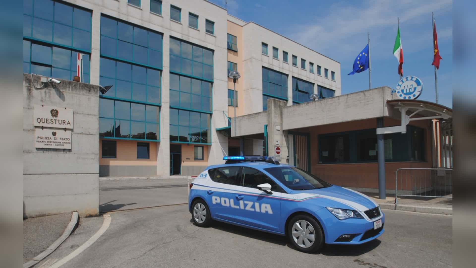 Si spaccia da poliziotto per chiedere soldi: denunciato