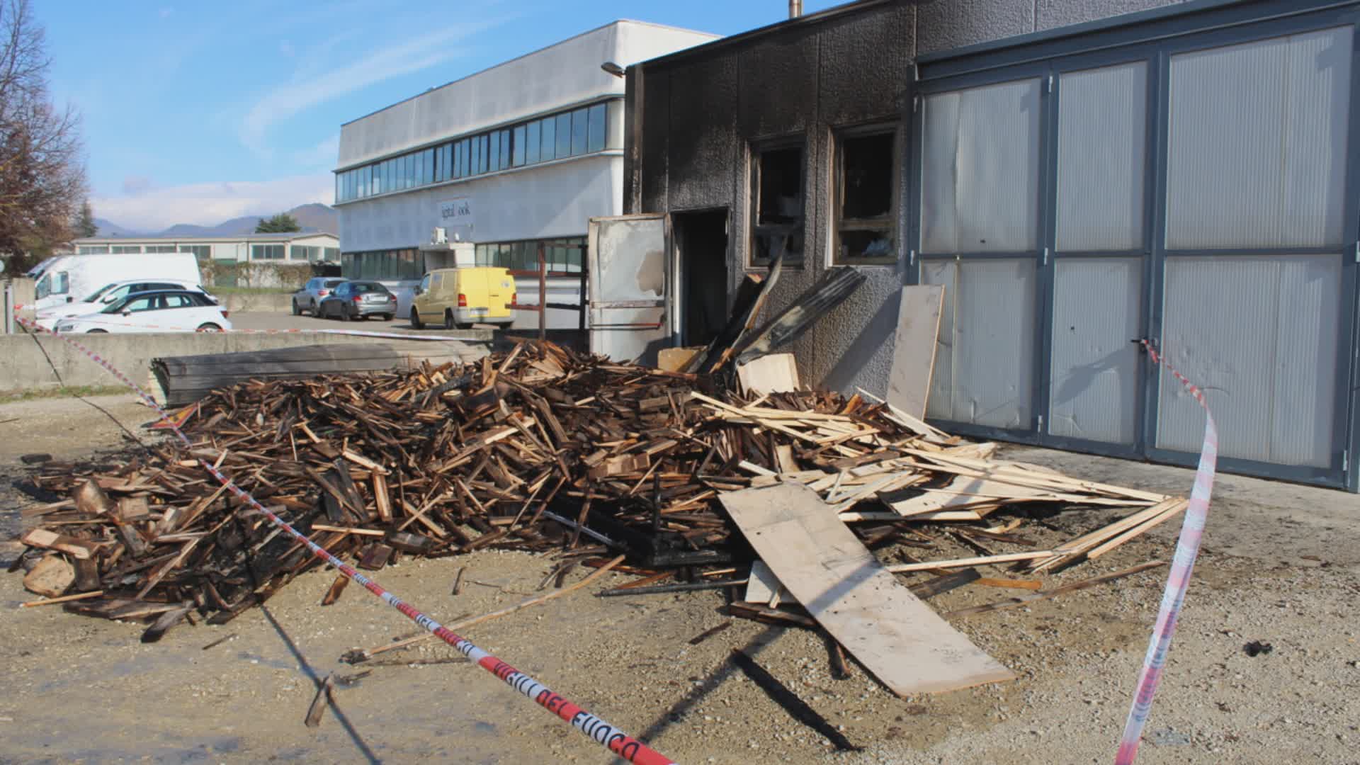 Incendio in una falegnameria, indagini in corso