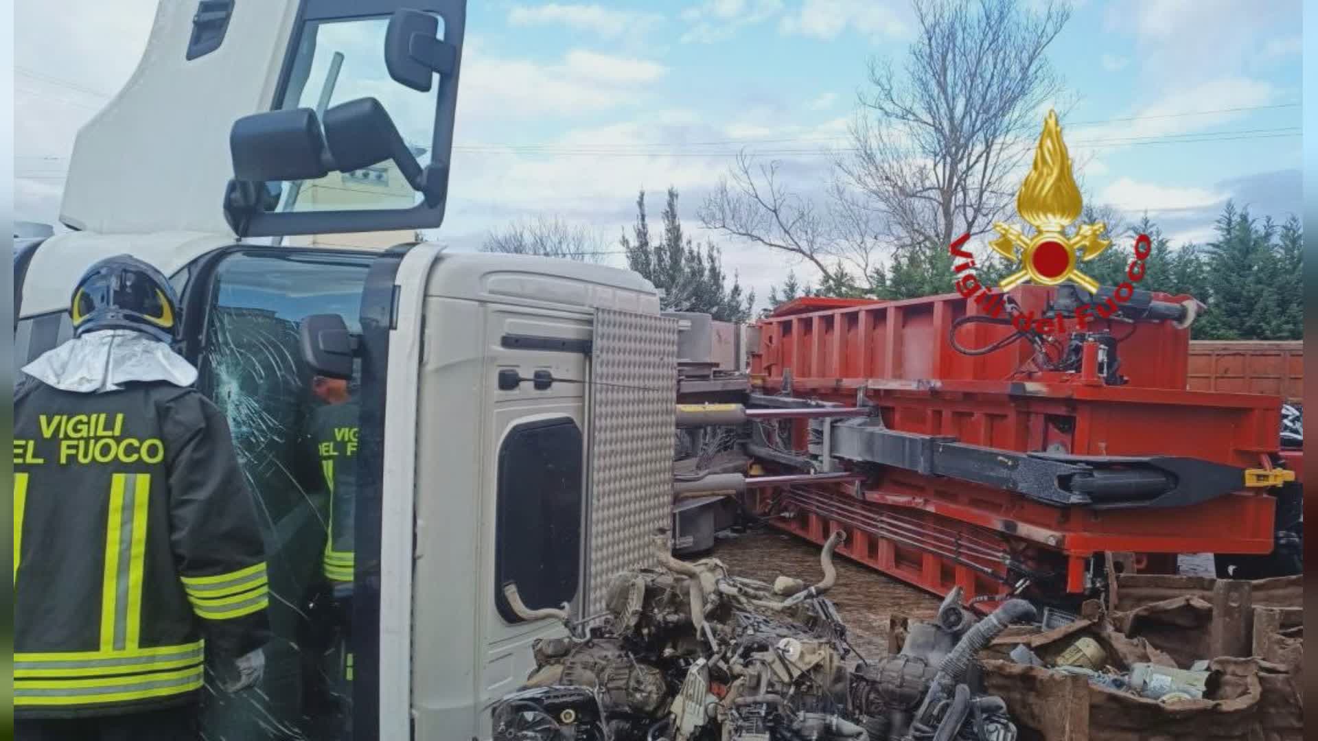 Tir si ribalta nel piazzale ditta. Ferito conducente