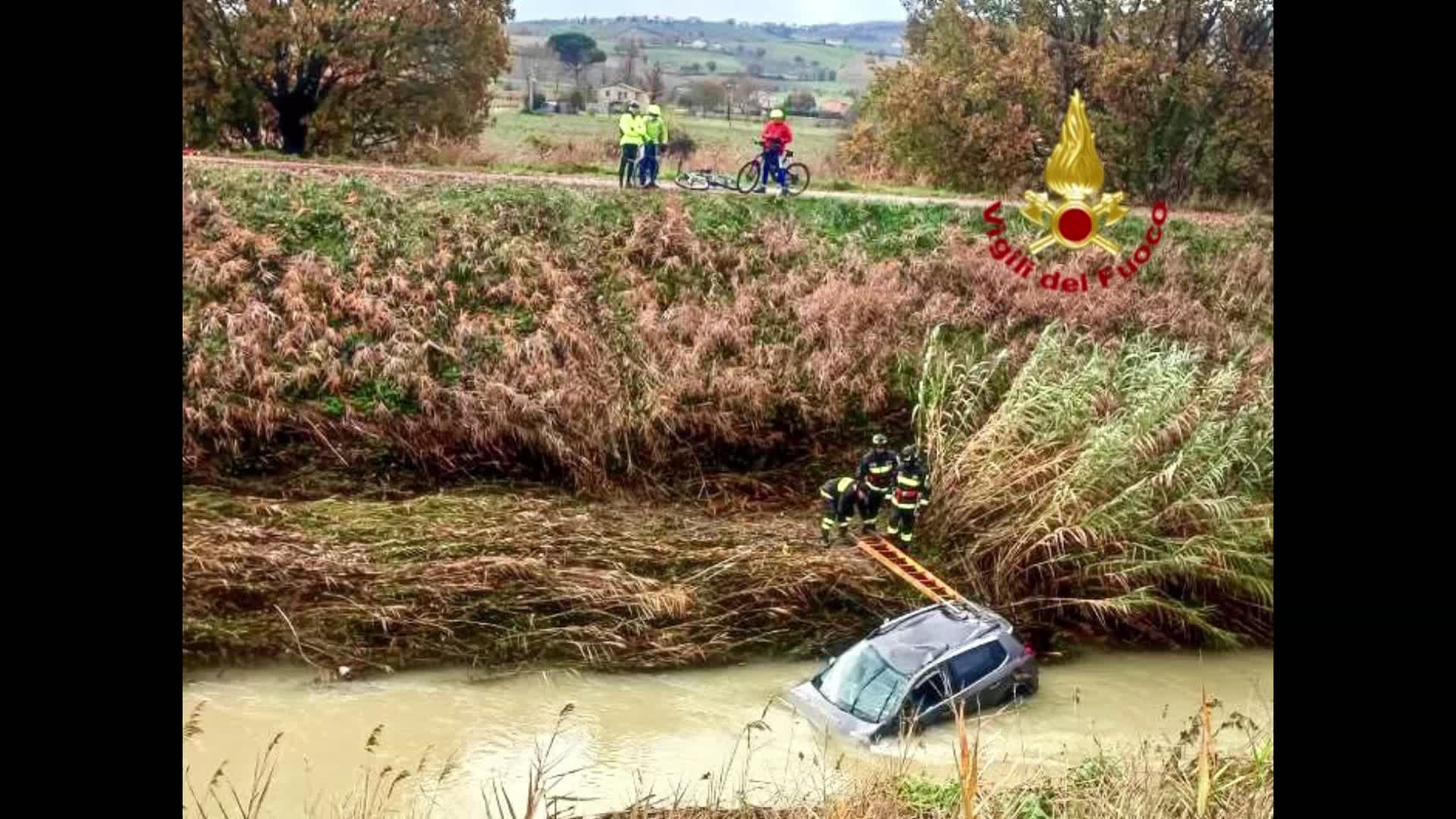 Auto cade nel Teverone, conducente tratto in salvo