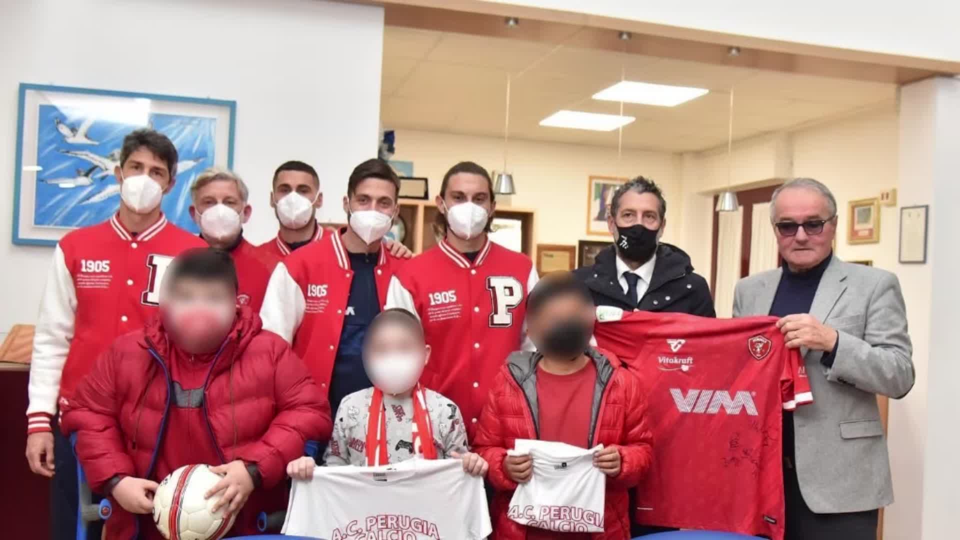 Grifoni in visita all’Ospedale: doni e giochi ai bambini rcioverati