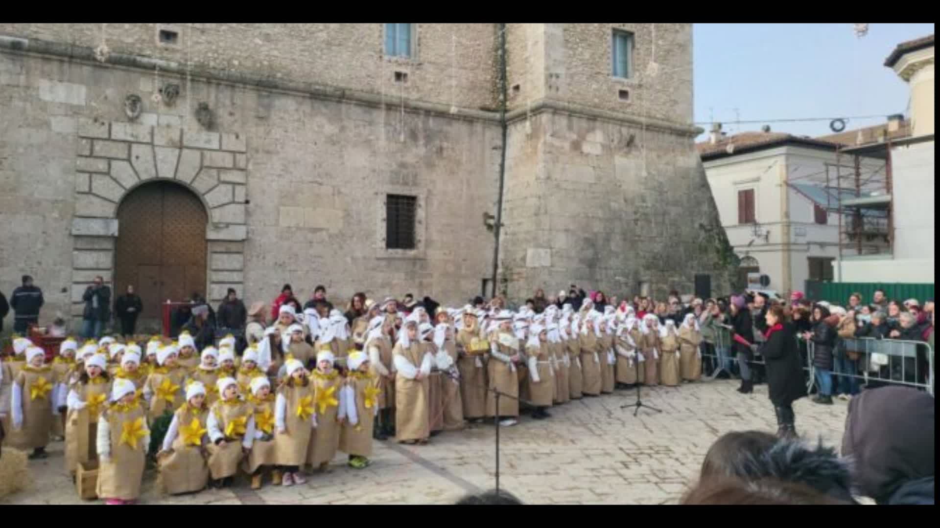 Scuole in piazza per lo spettacolo "Magia di Natale"