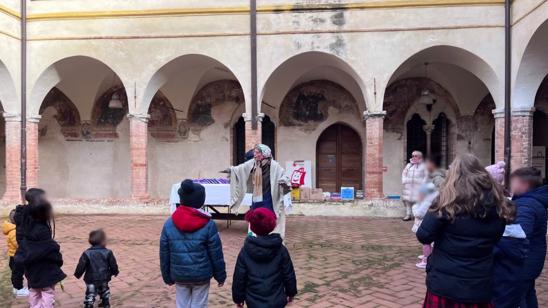 La befana accoglie i bimbi al Chiostro di San Giacomo