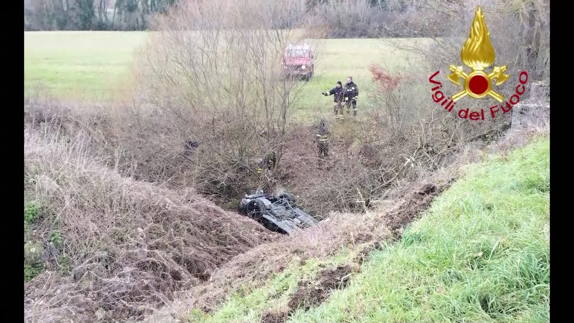 Auto finisce nel fiume Saonda, illeso il conducente