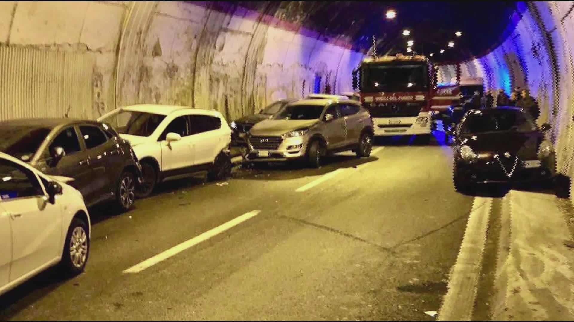 Tamponamento a catena: 13 auto coinvolte. Traffico in tilt