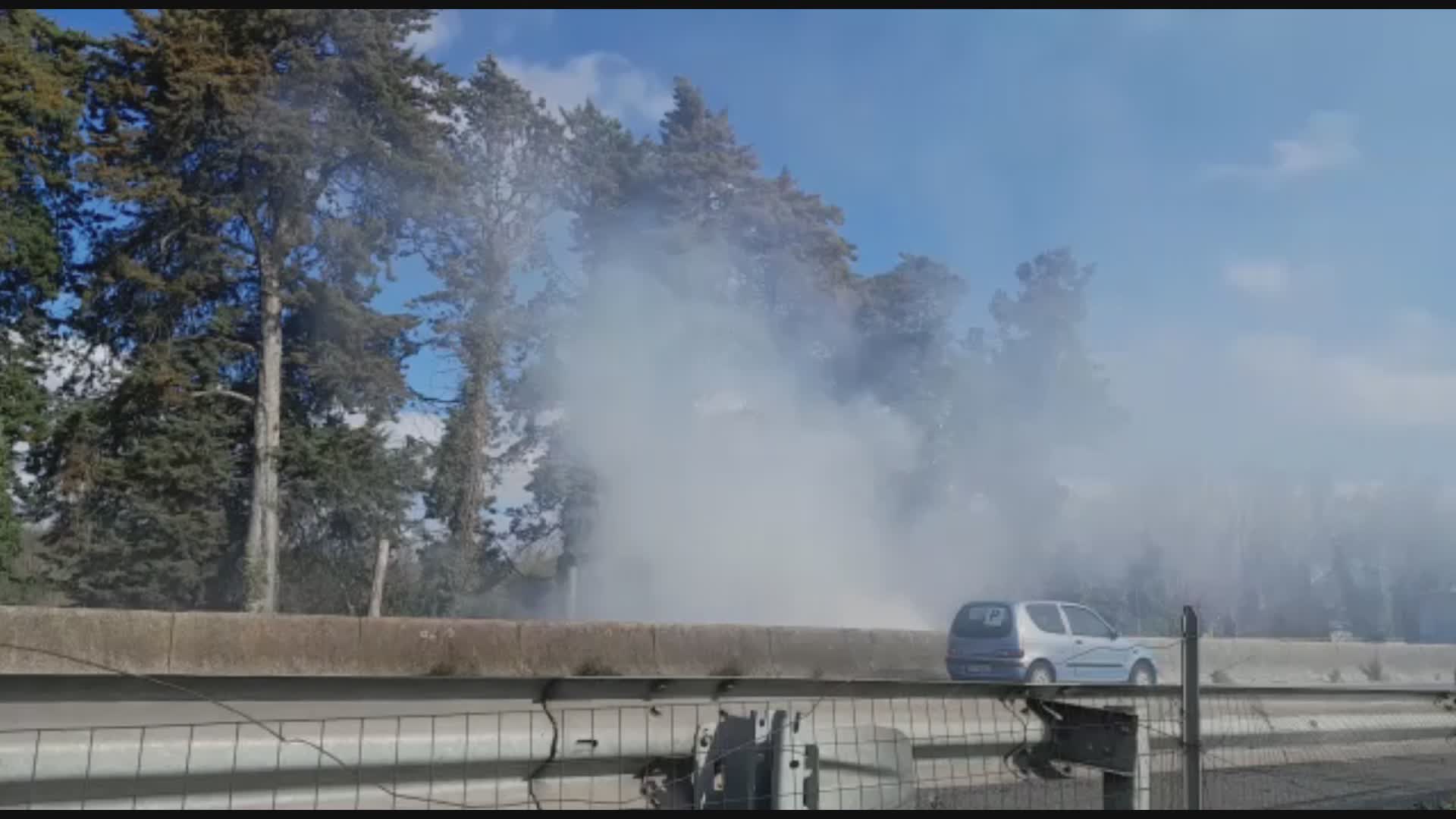 Due incidenti: incendio furgone, salvo autista. 20enne ferito frontale