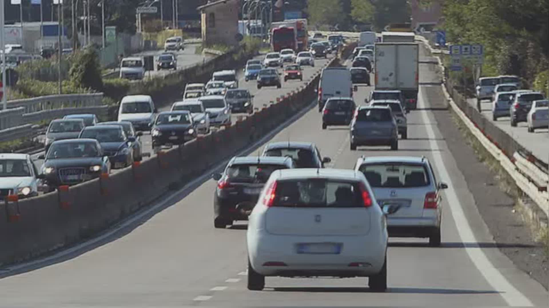 A piedi lungo il raccordo, fermata e sanzionata 72enne australiana