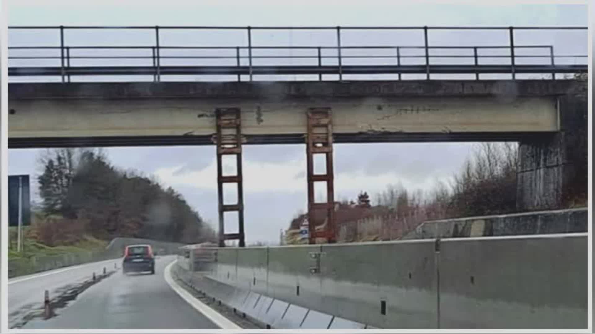 Cavalcavia danneggiato da tir a Promano: sabato sarà abbattuto