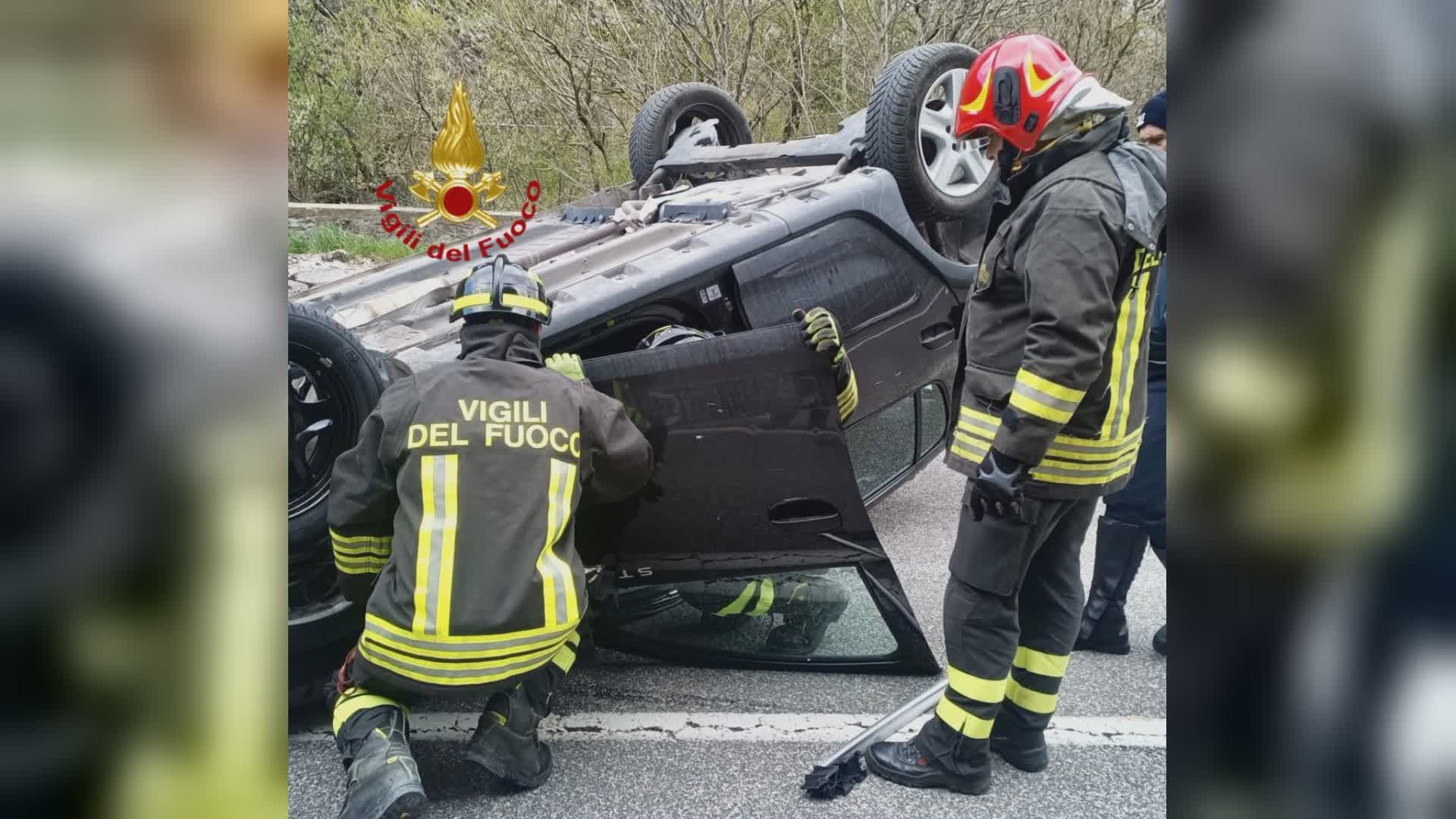 Incidente lungo la SR 298, conducente resta ferito