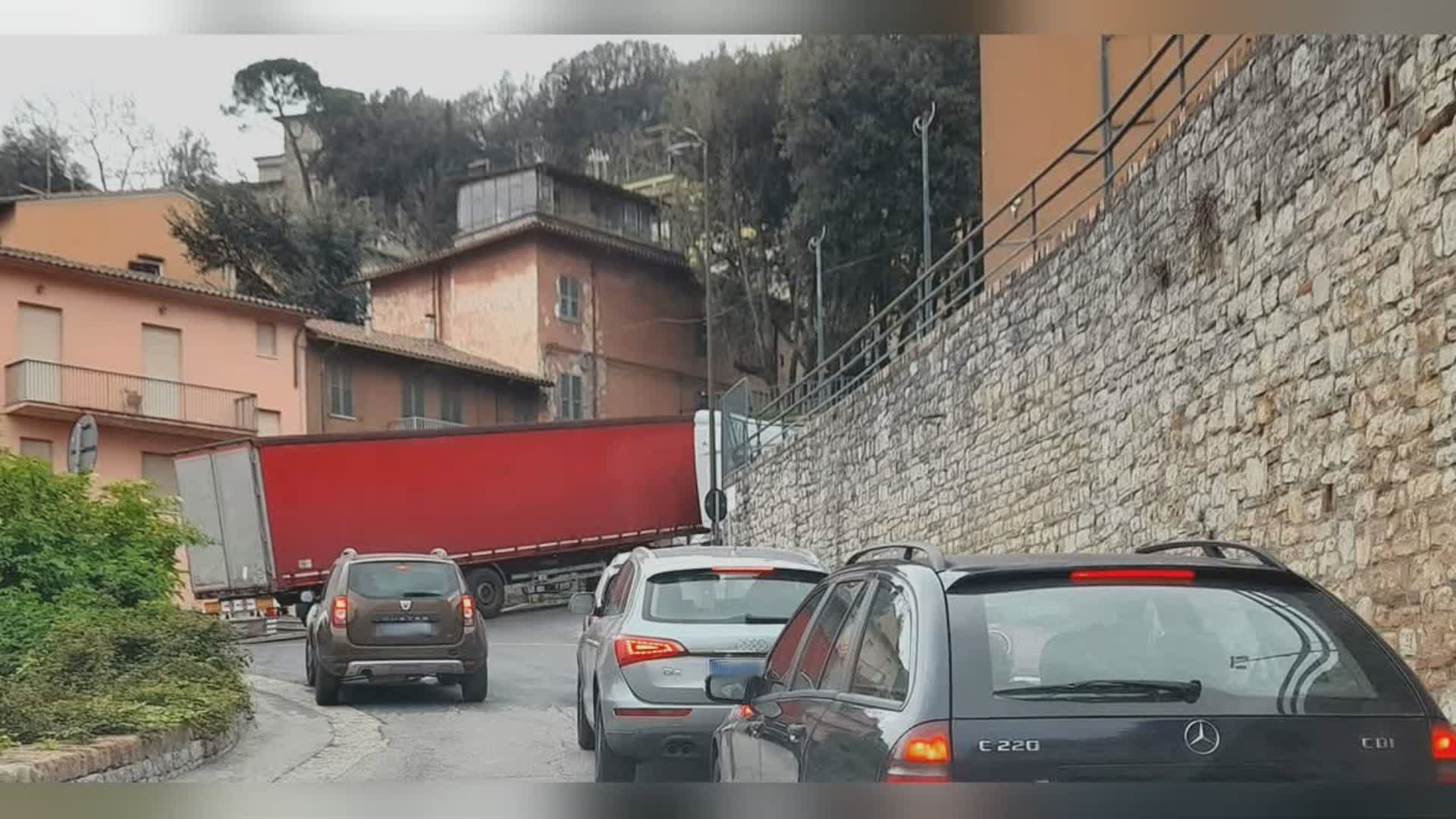 La segnalazione: "Troppi mezzi pesanti nelle vie del centro storico"