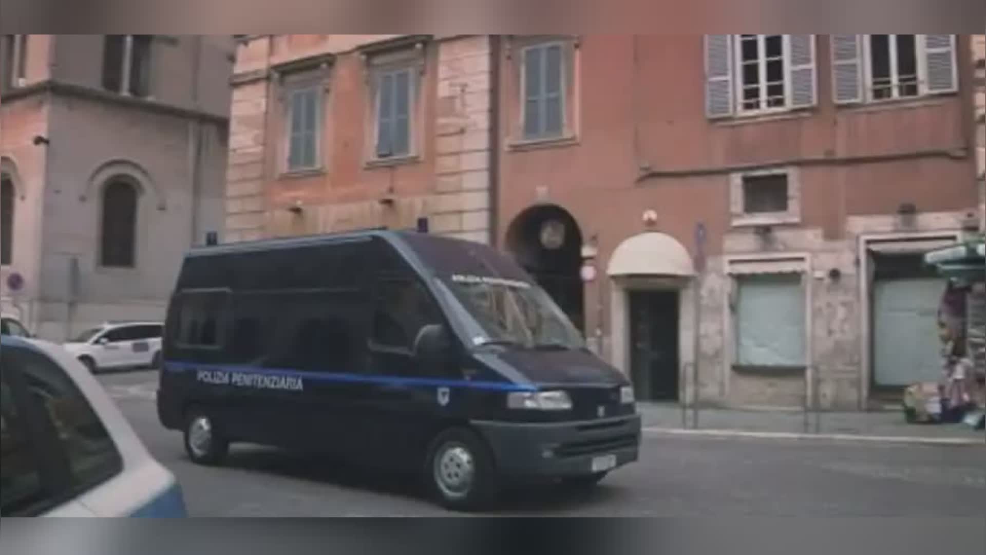 Detenuto si sfila le manette e fugge per le strade del centro