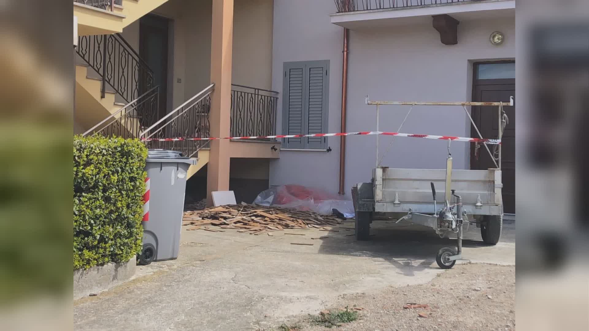 Cade nel cortile e muore, indagini in corso: ipotesi incidente