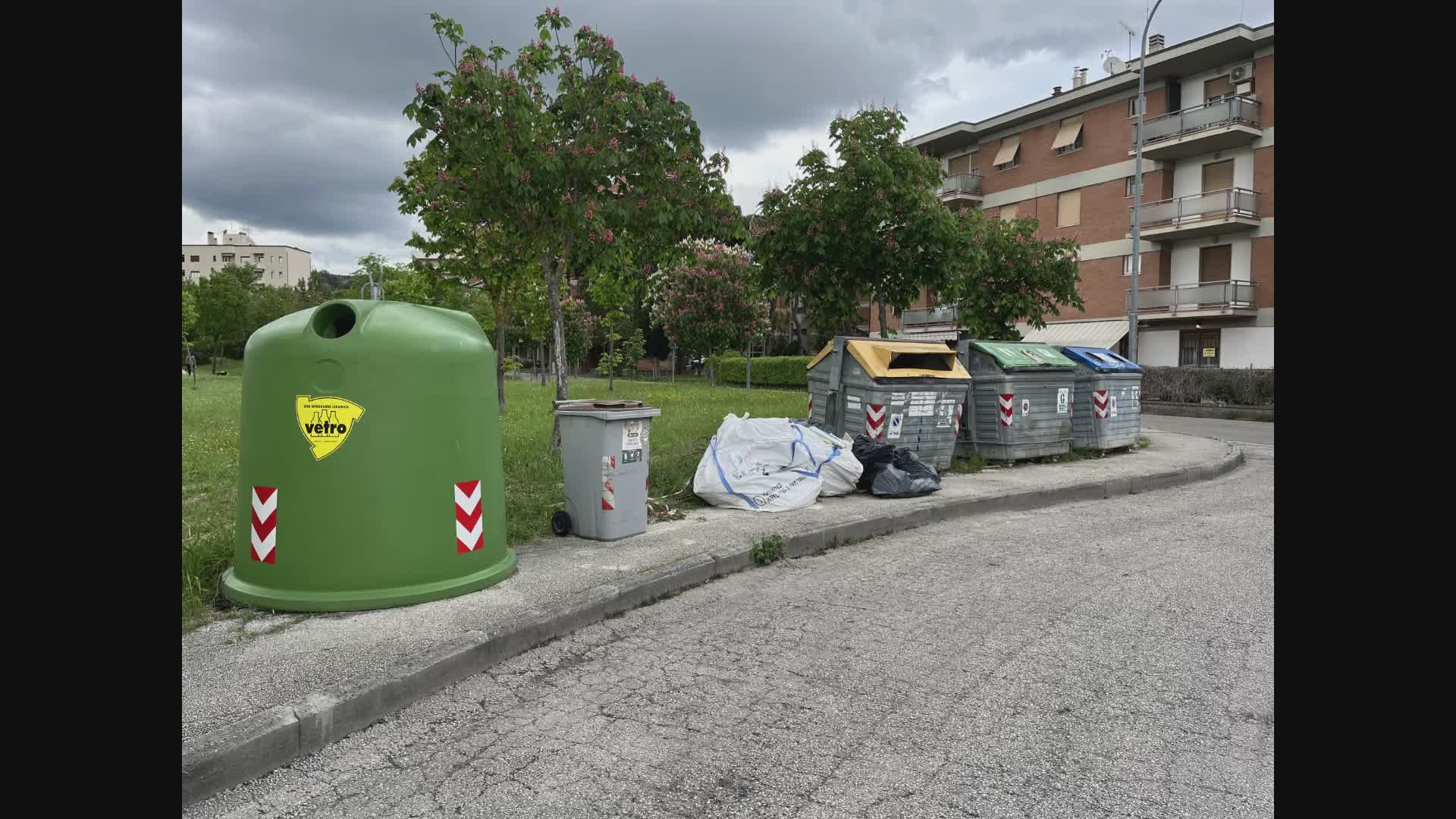 Rifiuti fuori dai cassonetti a Ponte S.Giovanni, la gente protesta