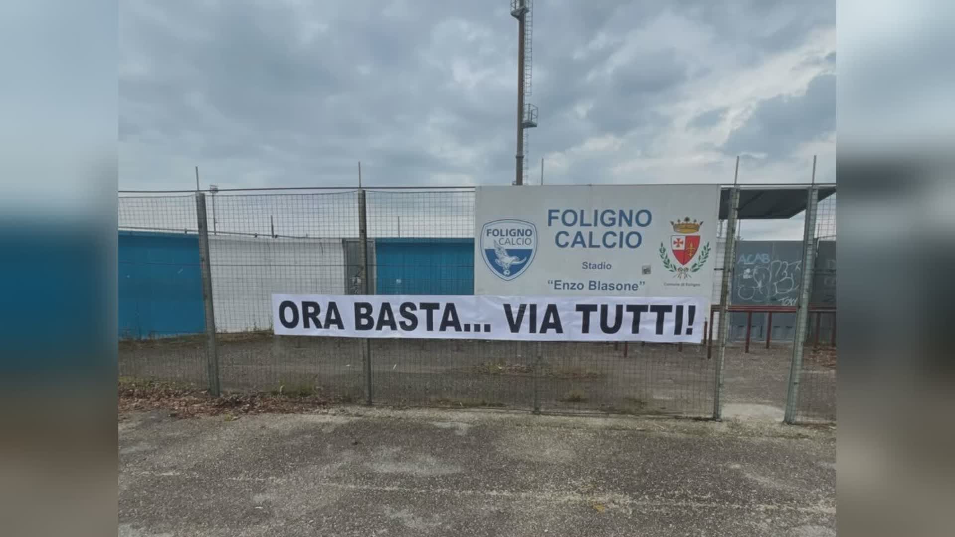 Foligno, doppia retrocessione. I tifosi protestano: “Via tutti”