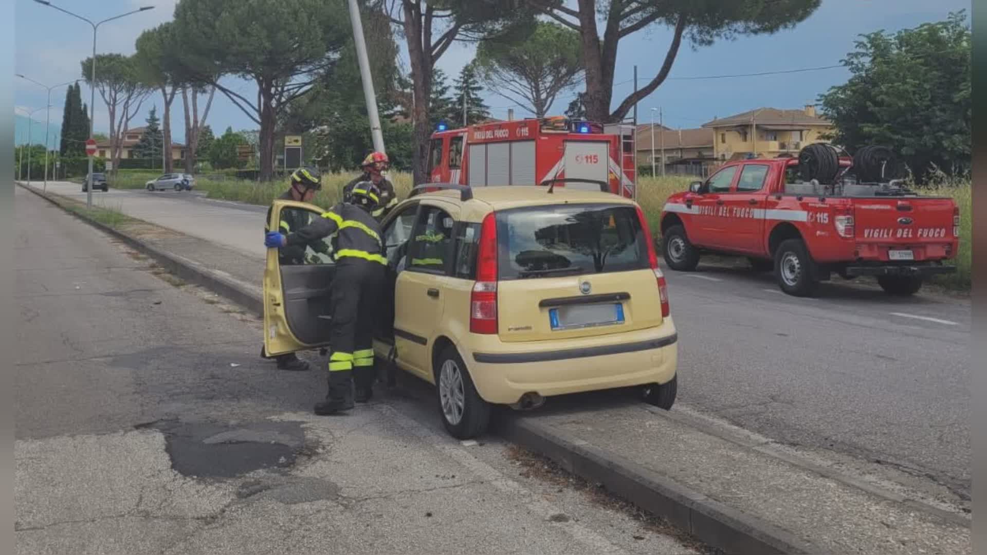 Auto contro palo della luce, ferita una 22enne