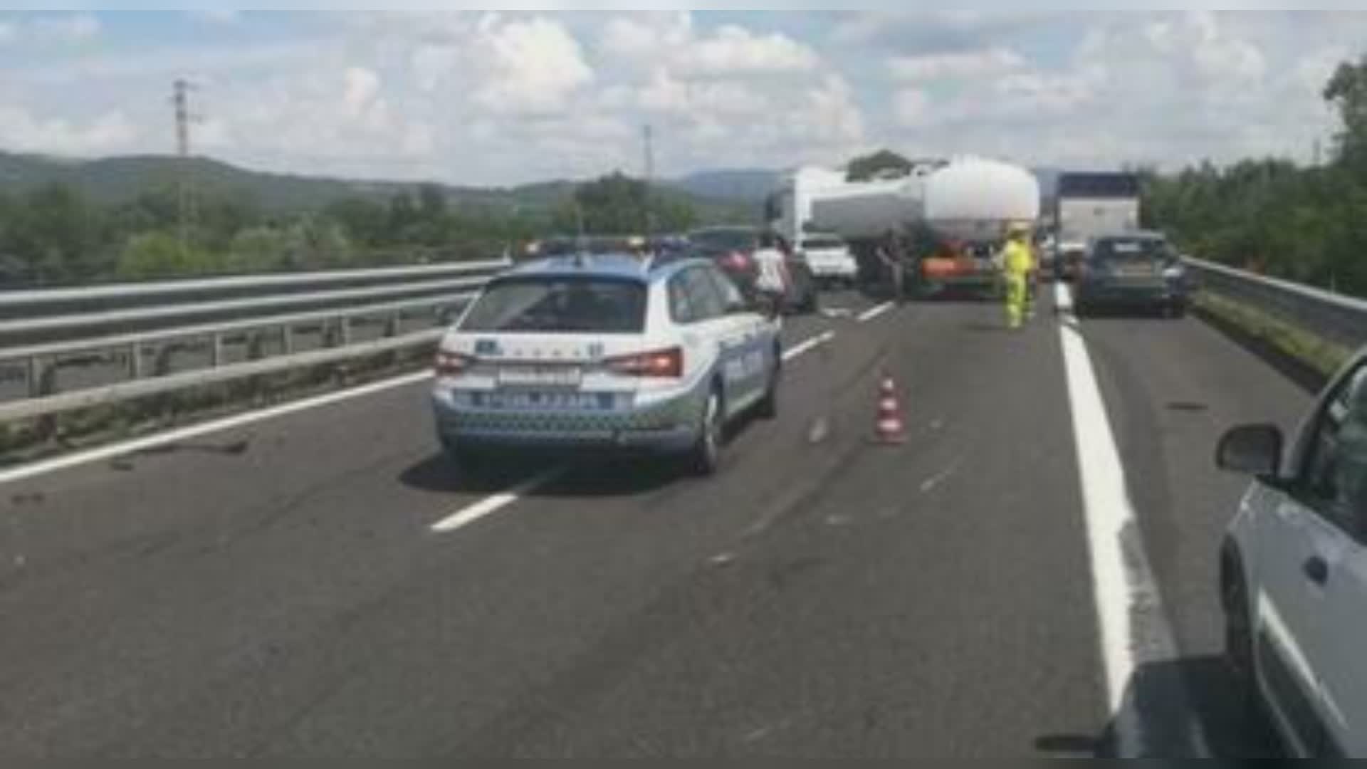 Lunga coda per incidente sull’A1, interviene protezione civile