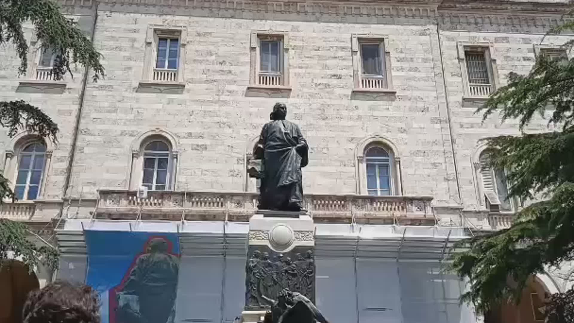 Svelata la statua del Perugino dopo il restauro