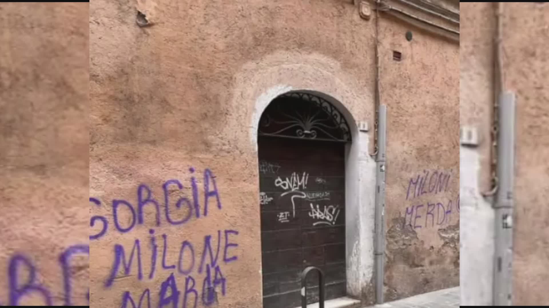 Youtumbria: atti vandalici in centro, scritte spray sulla Cattedrale