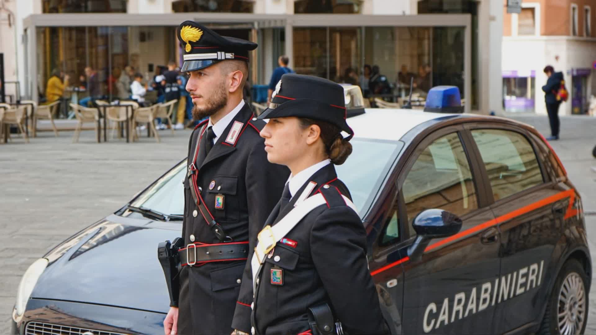 Strappa collanina ad anziano, arrestata una 21enne