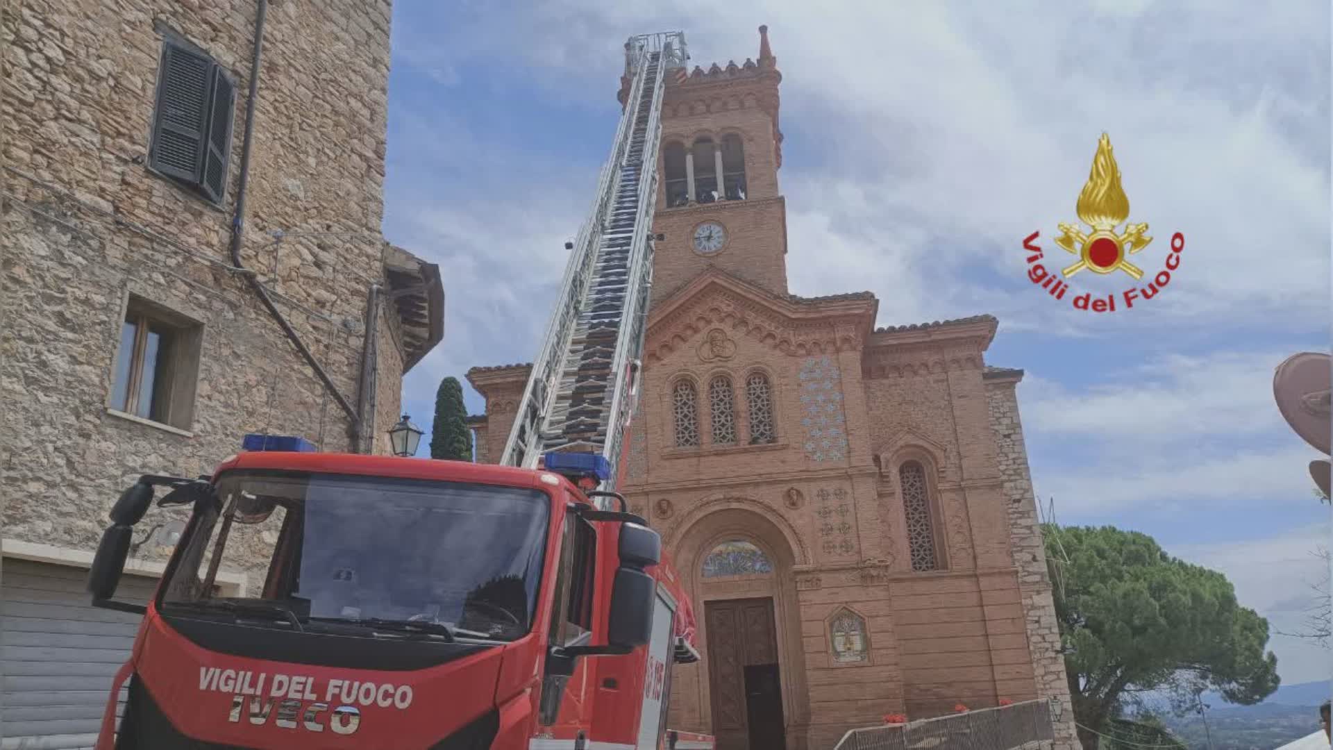 Cornicione pericolante, il parroco chiama i pompieri