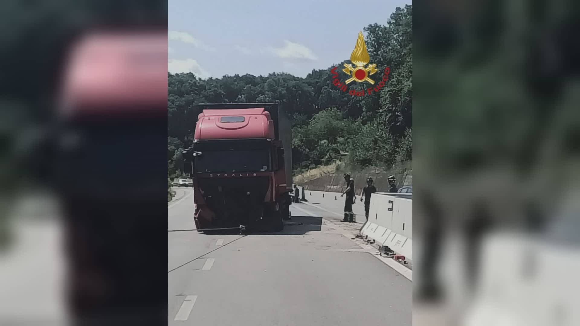 Camion contro newjersey, ferito autista: strada chiusa