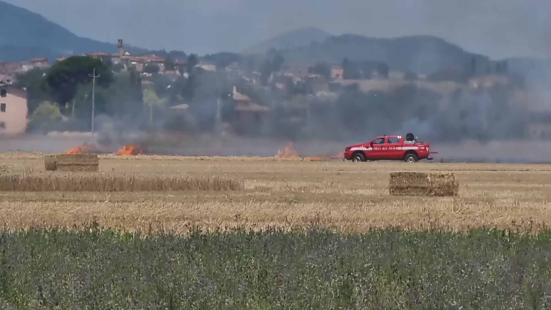 Ospedalicchio, incendio in un campo vicino alla ferrovia