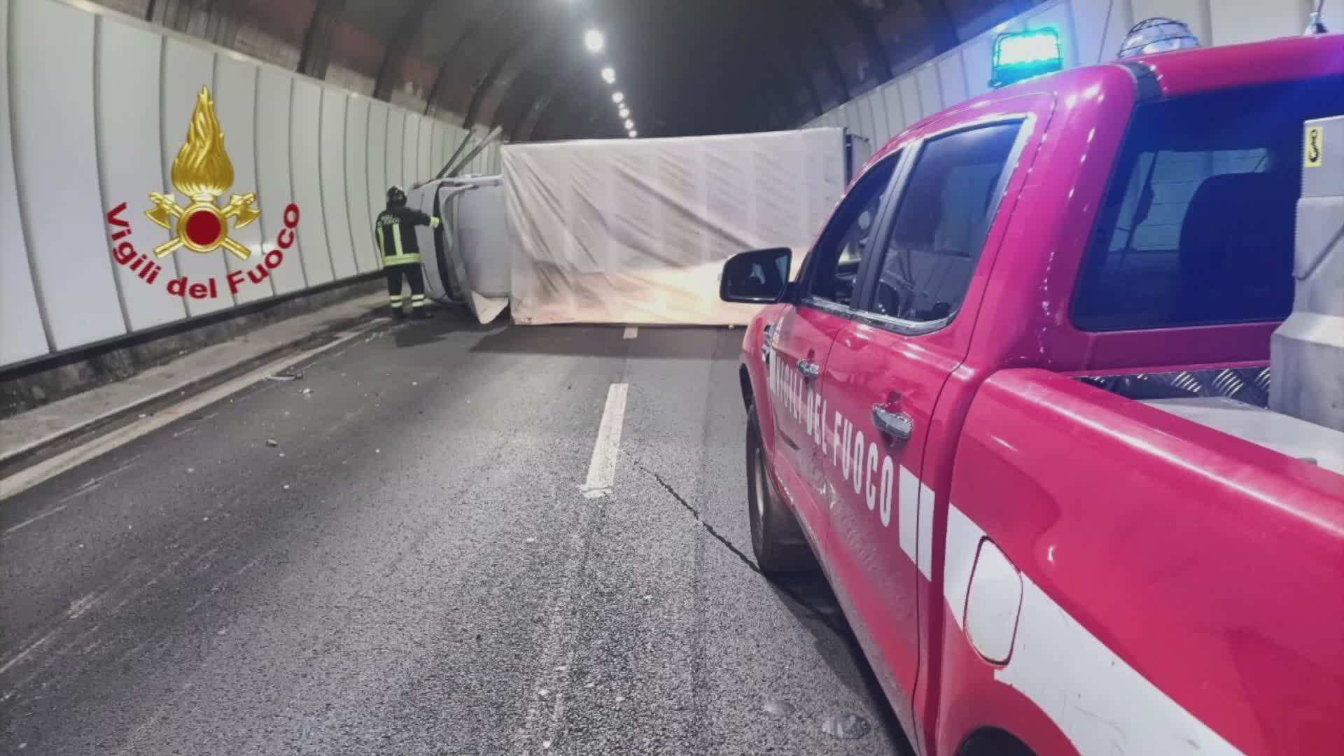 Incidente nella galleria dei Volumni: un uomo in ospedale