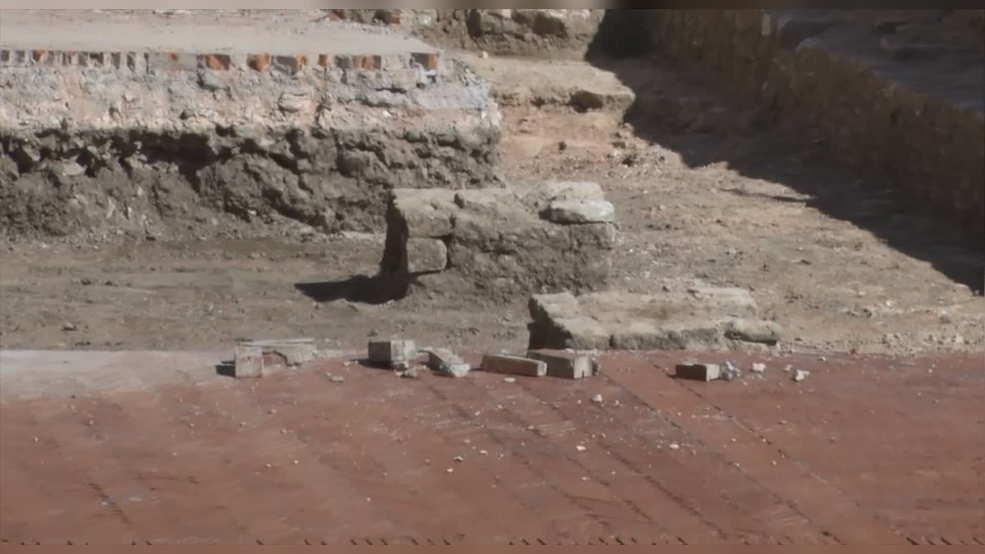 Lavori Piazza Grande: rinvenuti basamenti antico loggiato