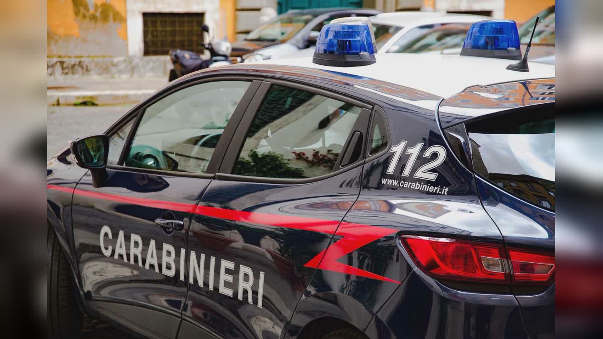 Si reca al bar con coltello di 30 cm, disarmato da carabinieri