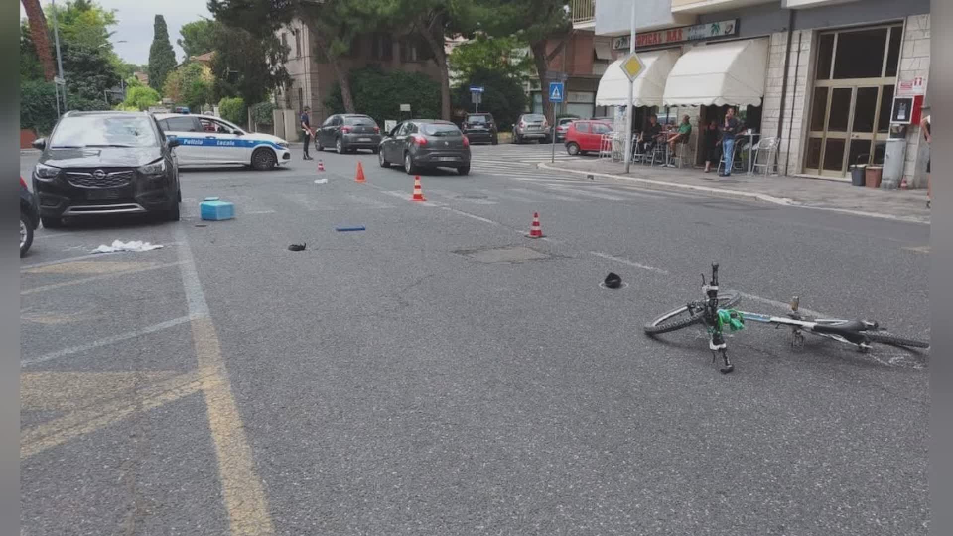 Auto contro bici in via Botticelli. Uomo in codice rosso