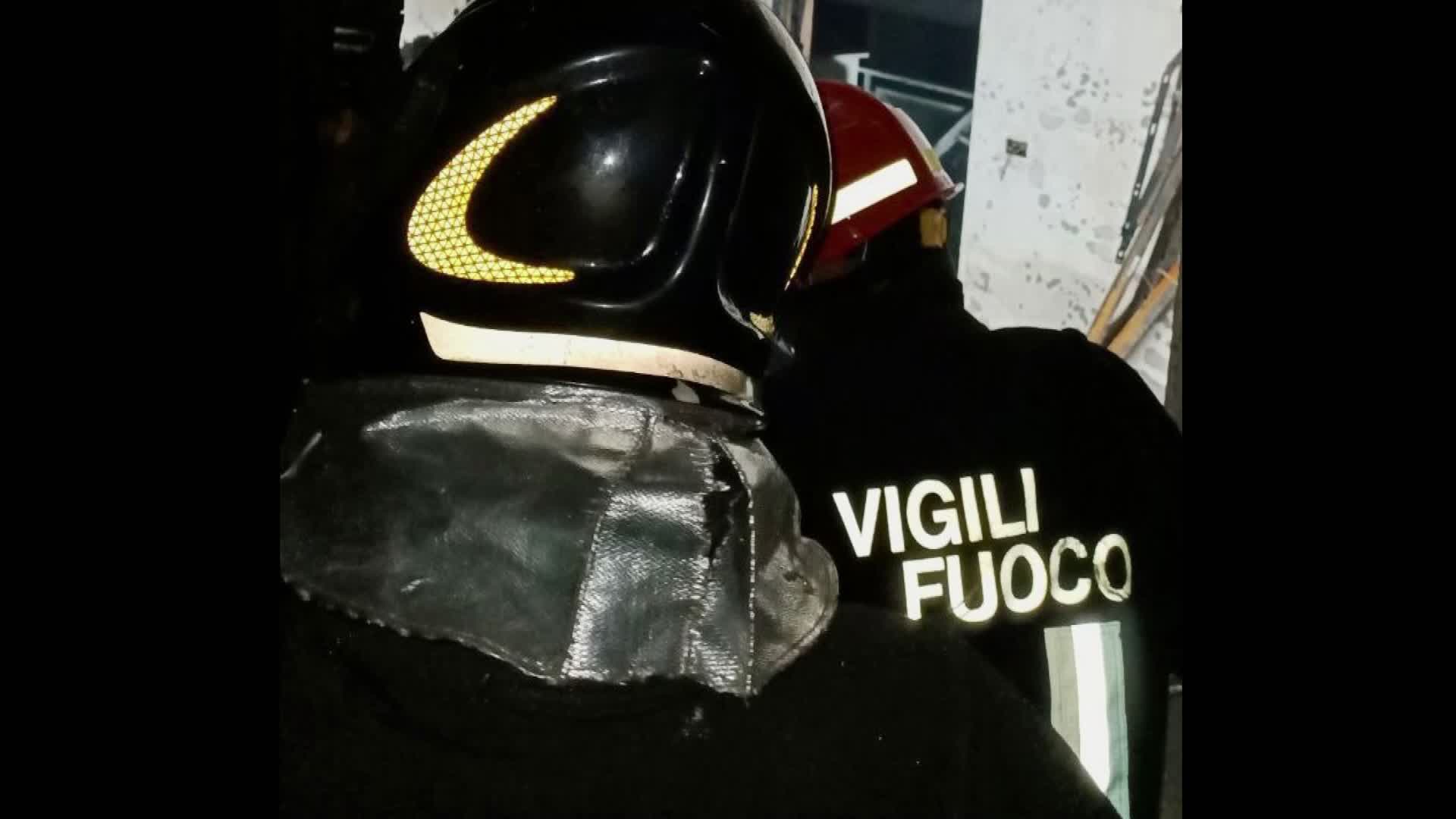 Appartamento a fuoco a Lacugnana, palazzina inagibile