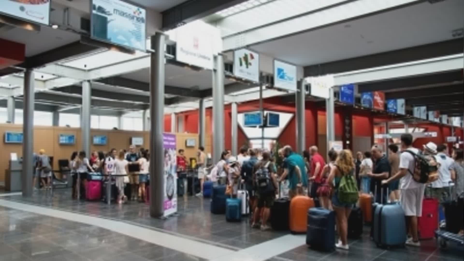 Arriva in aeroporto con dollari ed euro nel bagaglio a mano