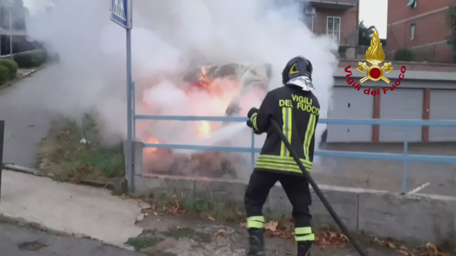 A fuoco furgone parcheggiato in zona Prepo. Nessun ferito