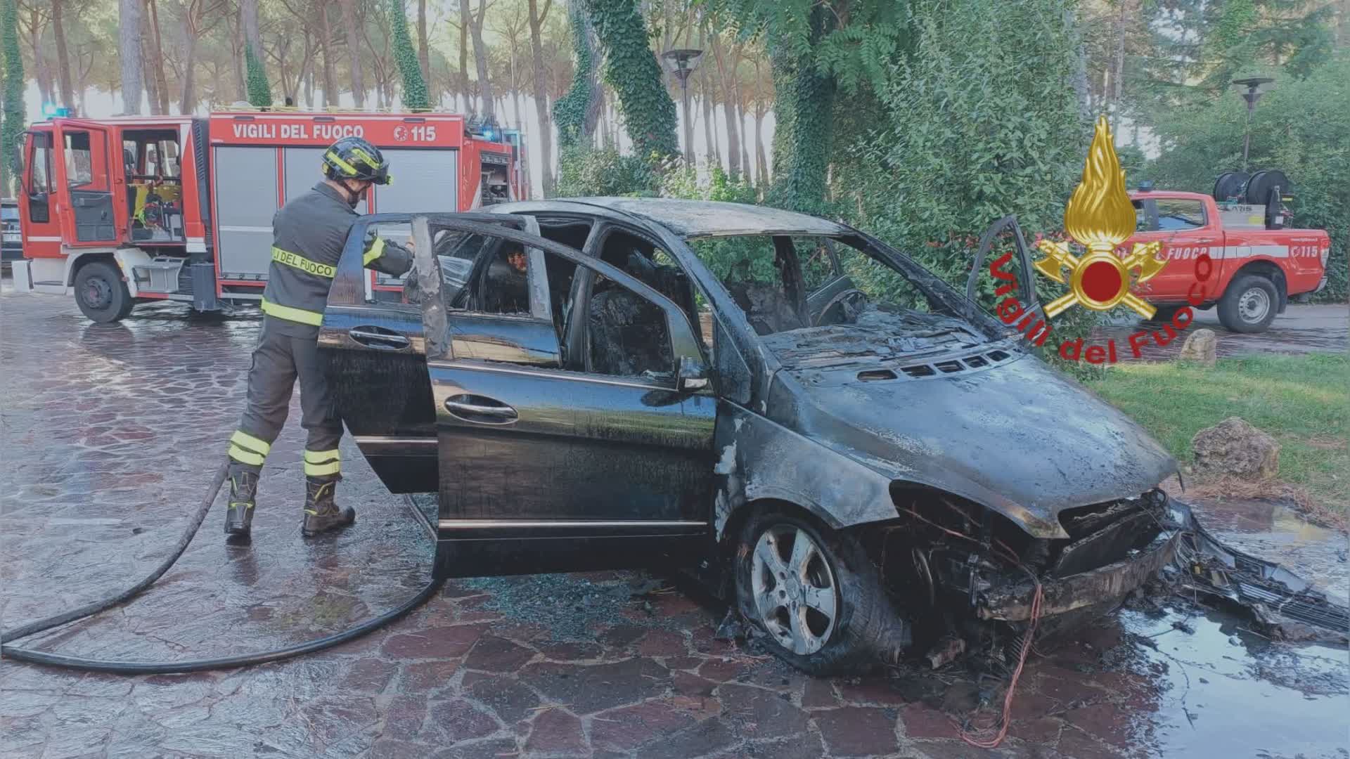 Auto va a fuoco nel parcheggio di un hotel. Nessun ferito