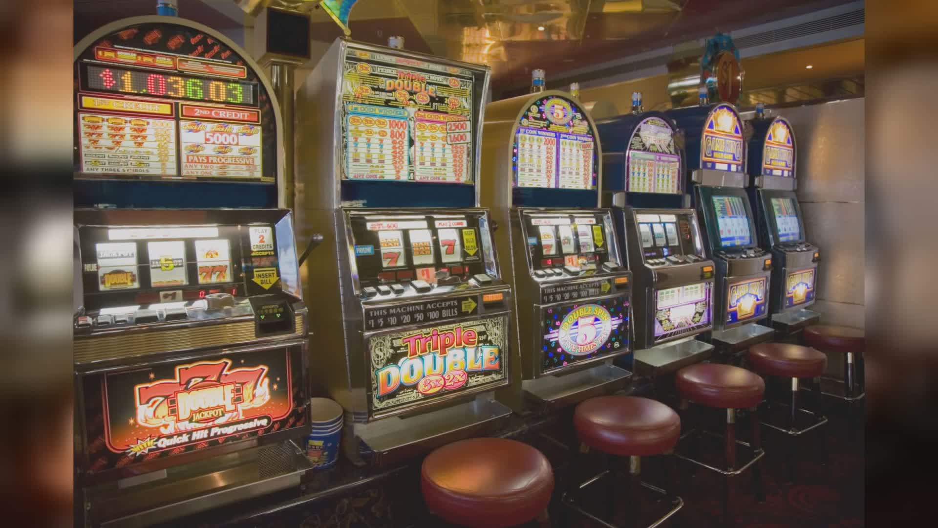 Perde alle slot machine e le manda in tilt lasciando il bar senza luce