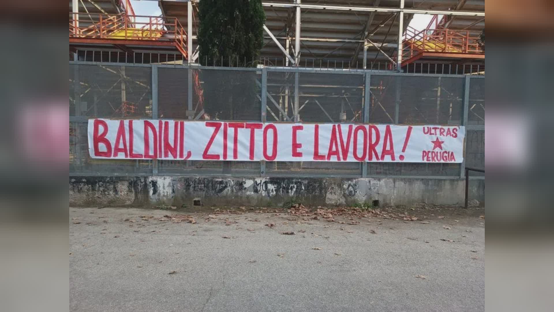 “Baldini zitto e lavora”, striscione contro il tecnico del Grifo